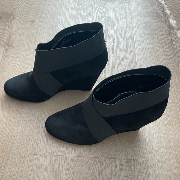 BCBGeneration Wynter Velvet Wedge Leather Booties Size 7B Elastic Stretch Black - Picture 2 of 8